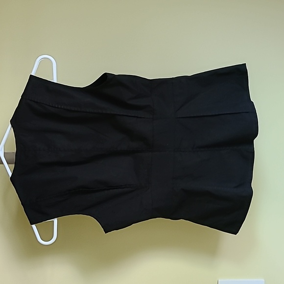 Black sleeveless blouse with snap closures. Size small - Picture 3 of 8